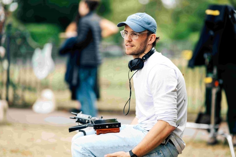 擁有牛津大學英國文學學位的導演哈利萊頓（Harry Lighton）首部電影《後座力》（Pillion）即成為國際影壇焦點。（圖／海鵬提供）