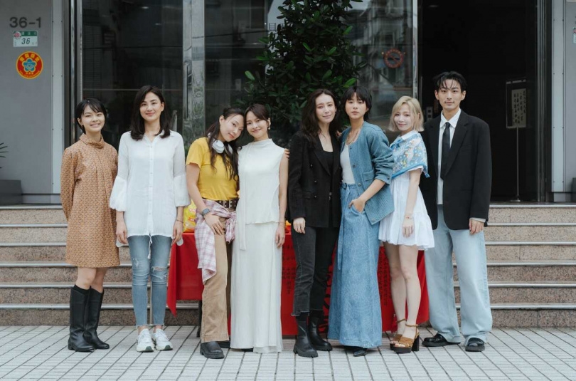 《她的唇，她的吻》柏妍樺（左一）、洪小玲（左二）、李雪（左三），葉星辰（左四）、李聞熙（右四）、袁漠遙（右三）、寶兒（右二）、鍾岳軒（右一）出席開鏡儀式。（圖／有意思國際傳媒提供）