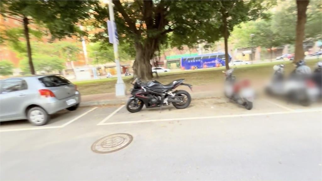 獨／停車陷阱要注意！汽機車格僅一線之差　整排騎士慘挨罰