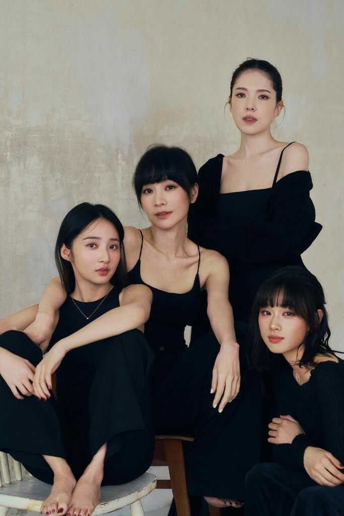 金鐘影后許瑋甯（後右）解鎖新身分成立經紀公司，跨足藝人經紀和影視製作，上月宣布和演員李沐（左）、湯詠絮（前右）及陽靚（左2）合作。（圖／時間軸製作所提供）