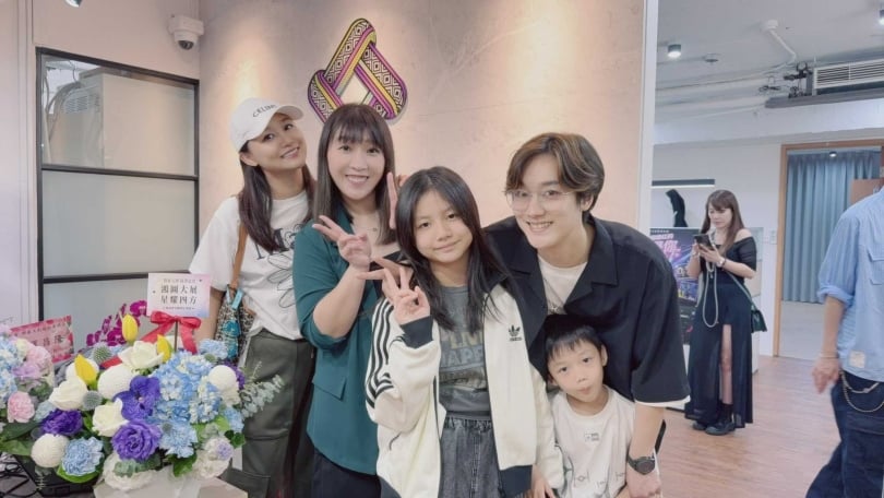 「電商直播培訓教母」KK老師（左二）與徐若瑄的公司合作，希望挖掘出更多直播人才。（圖／翻攝自電商直播培訓教母 KK老師臉書）