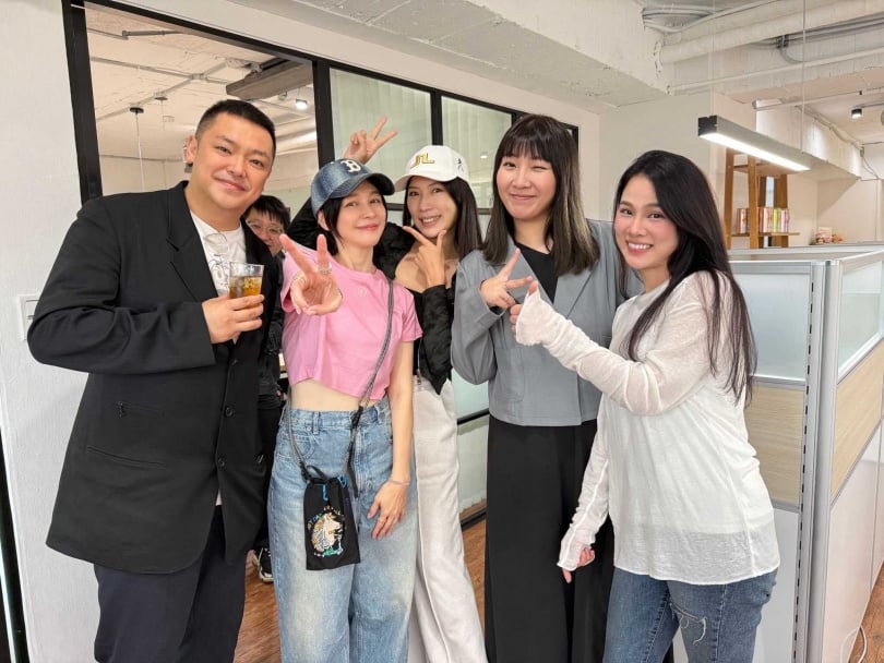 徐若瑄日前低調現身投資公司的開幕茶會。（圖／翻攝自電商直播培訓教母 KK老師臉書）