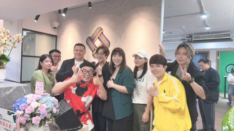 不少網紅與藝人出席開幕茶會。（圖／翻攝自電商直播培訓教母 KK老師臉書）