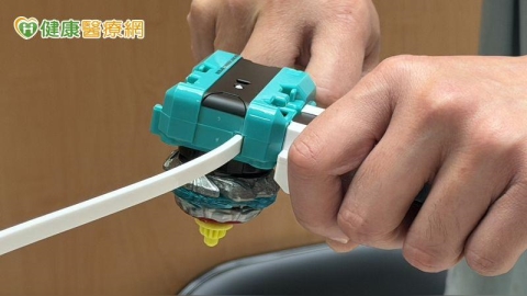 年輕戰鬥陀螺玩家「發射」過度 手腕拉傷囧成「陀螺傷兵」