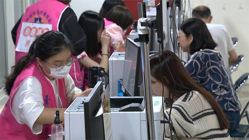 5月新制一次看！教部推終身學習券　計程車油價補助、高齡駕駛須換照