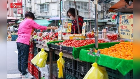 塑膠袋用量高 市場攤商「限塑令」成關鍵！減塑原地踏 環境部應出手控管供需