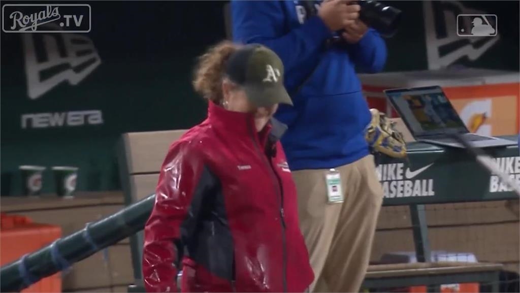 MLB(影)／皇家小威特敲致勝3分砲！閃過冰桶浴旁邊保全人員遭殃球星連忙致歉