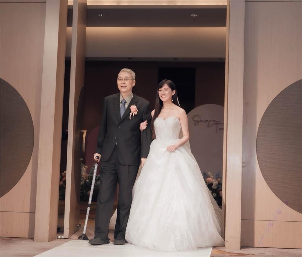 林逸欣爸癌逝！4個月前「坐輪椅暴瘦現身」妻當場淚崩緊抱：要一直陪我…