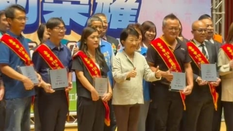 勞動榮耀！表揚中市模範勞工　盧秀燕親自頒獎