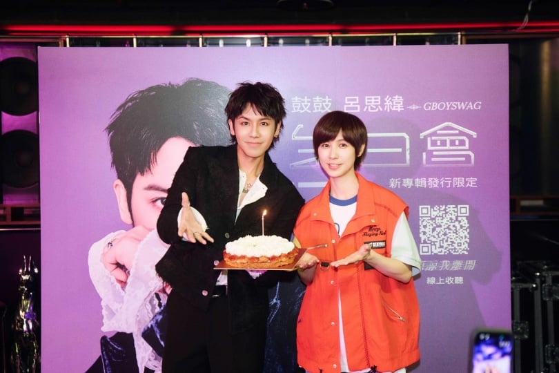 魏嘉瑩送上蛋糕與蛋捲替鼓鼓慶生。（圖／相信音樂提供）