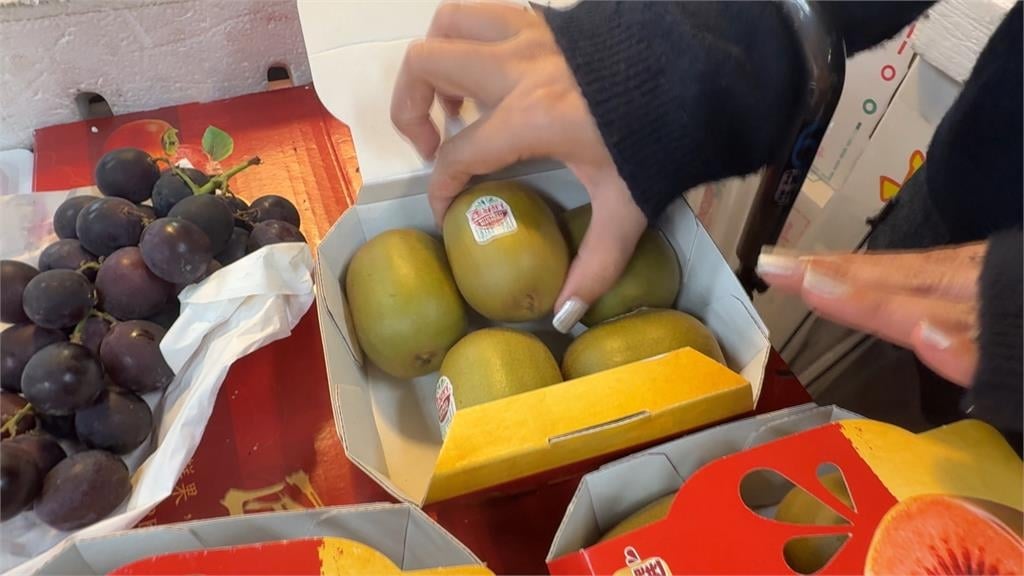 挑選水果「先捏一捏、再戳一戳」　婦人離譜行徑被拍下PO網掀撻伐