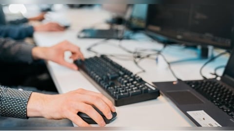 每天加班太累！25歲銀行員想辭職　拚雙兼職掀兩派論戰
