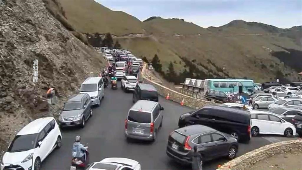 合歡山遊客多停滿違規車 山路驚險會車、交通壅塞
