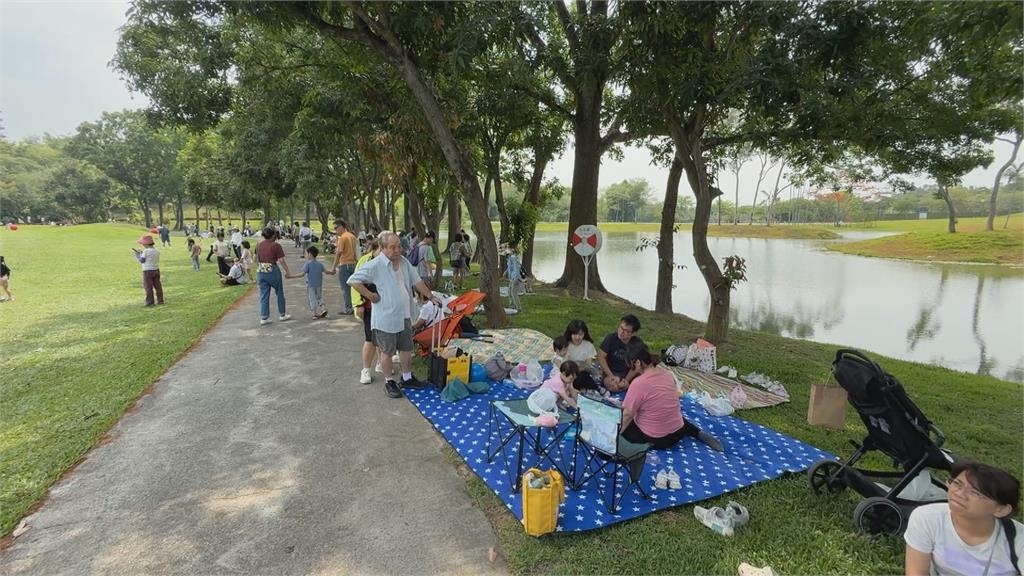 果嶺公園泡泡球體驗活動　連假首日歡笑聲此起彼落