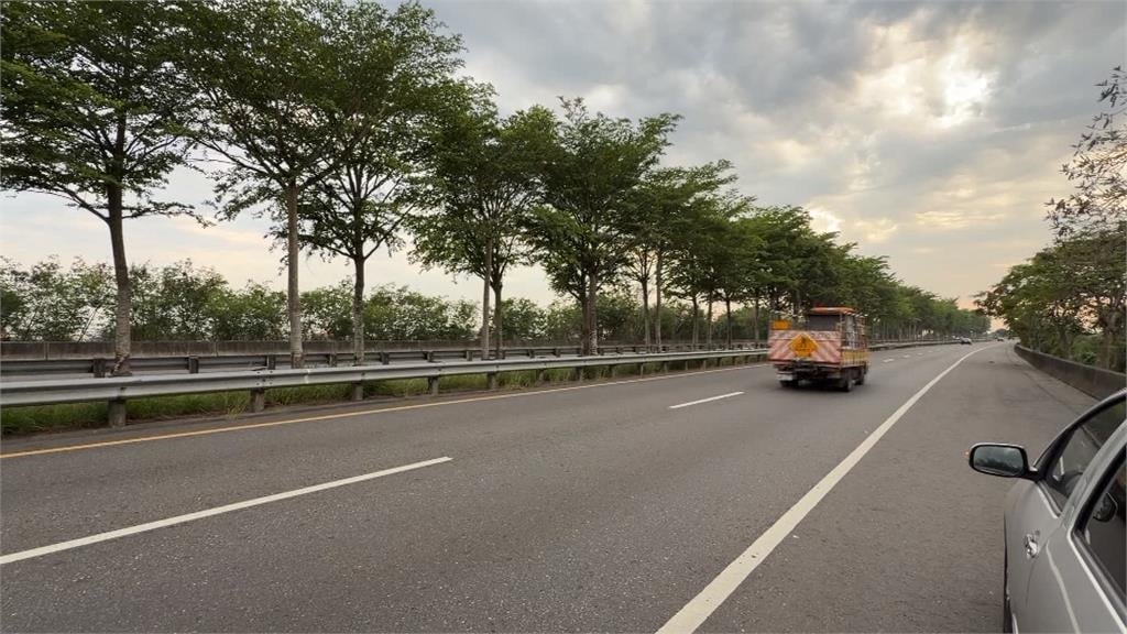 玩碰碰車？　台78線斗南路段「三車並行」　違規車「硬超車還鑽縫」險釀事故