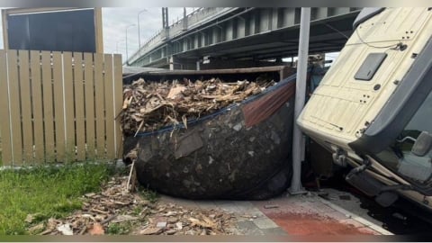 五股聯結車轉彎失控「整台翻肚」　廢土狂瀉人行道畫面曝光