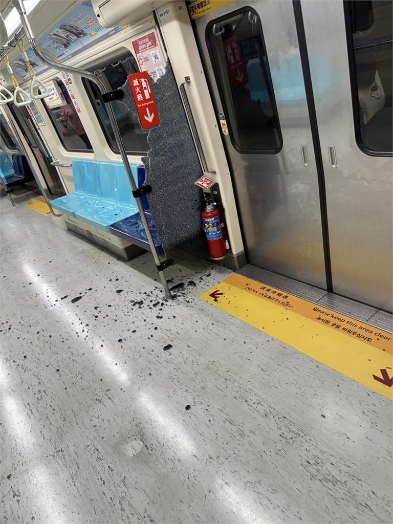 北捷車廂「砰一聲」玻璃爆開破大洞！「碎片噴滿地」畫面曝光…他嚇瘋：在我左前方