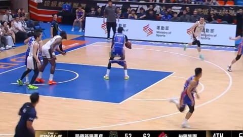 籃球(影)／太激烈？打到一半褲子被脫下來全場笑翻　Coach邱嚇喊：這不是游泳池