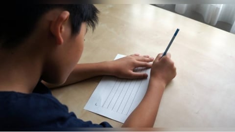 陪孩子寫作業卻卡關！他連假傳訊求救老師竟收到「週一再說」　家長嘆：太冷漠