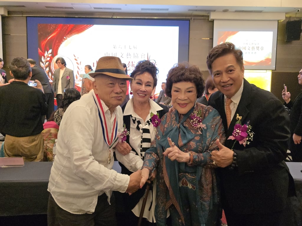80歲舞壇國寶「凍齡美態」太驚人！曹金鈴曝養生秘訣 早起必做一事