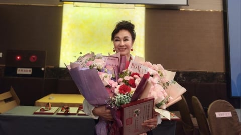 80歲舞壇國寶「凍齡美態」太驚人！曹金鈴曝養生秘訣 早起必做一事