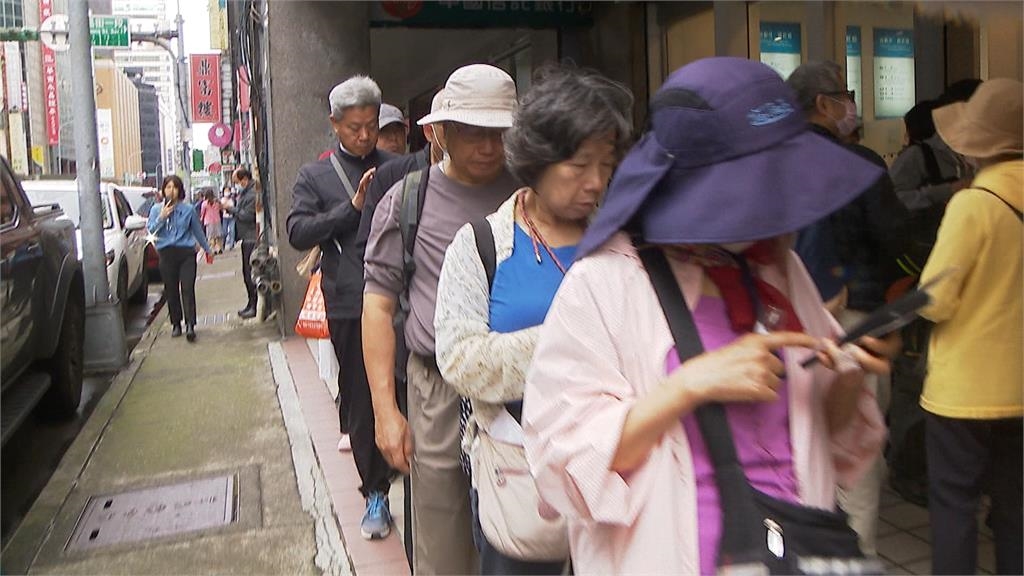 股東會旺季! 股民排長龍領紀念品  聯電"史努比保溫瓶"夯