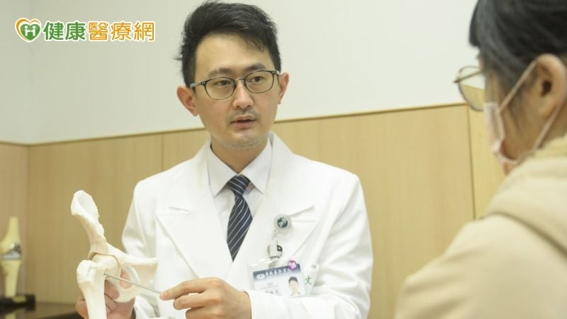 七旬爺爺長年下背痛竟是「髖關節嚴重退化」！微創手術助擺脫疼痛