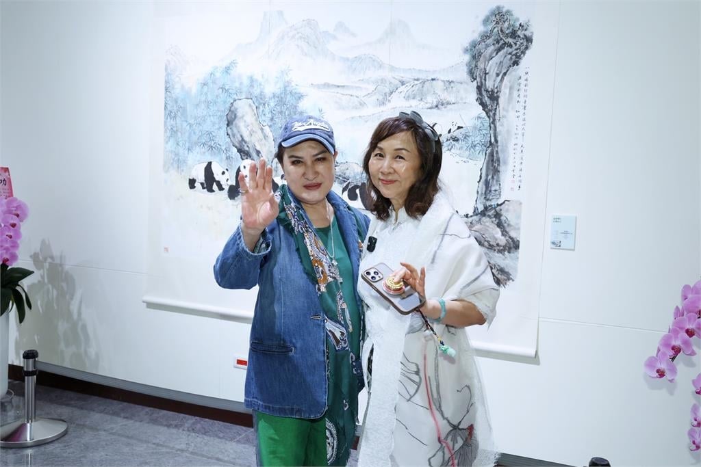 歌仔戲國寶楊麗花現身畫展！力挺乾妹黃湘詅「白雲傳承・水墨初心」畫有色香