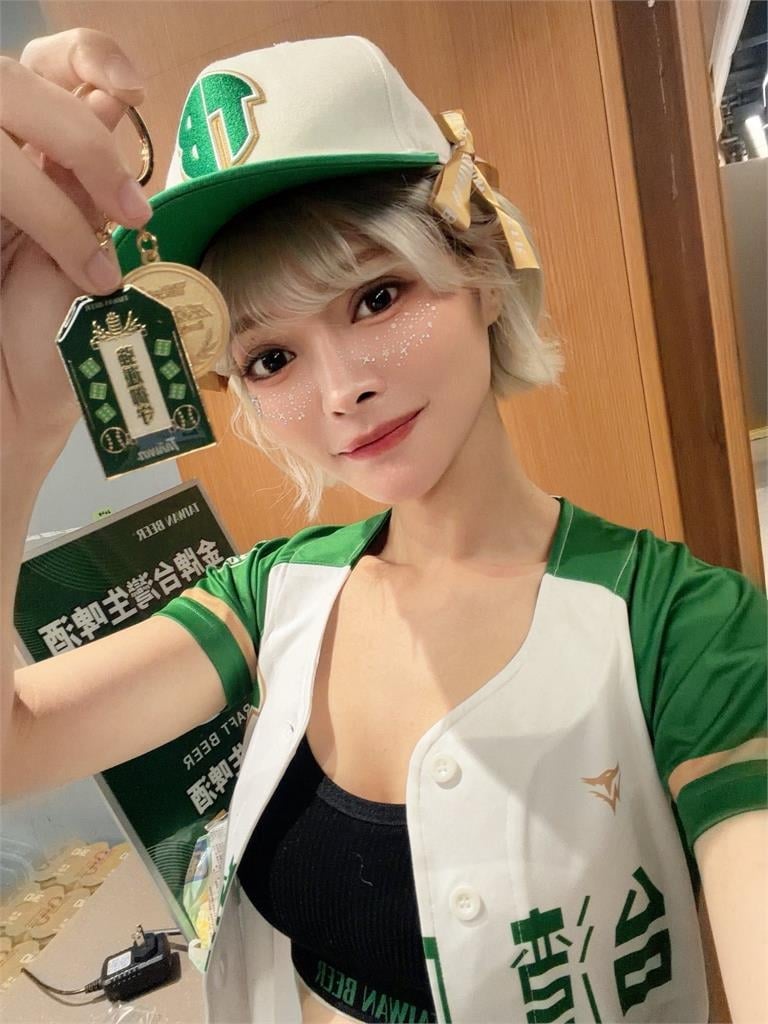 啤酒女孩上工遭男喝斥、用力推　險掉下球場階梯