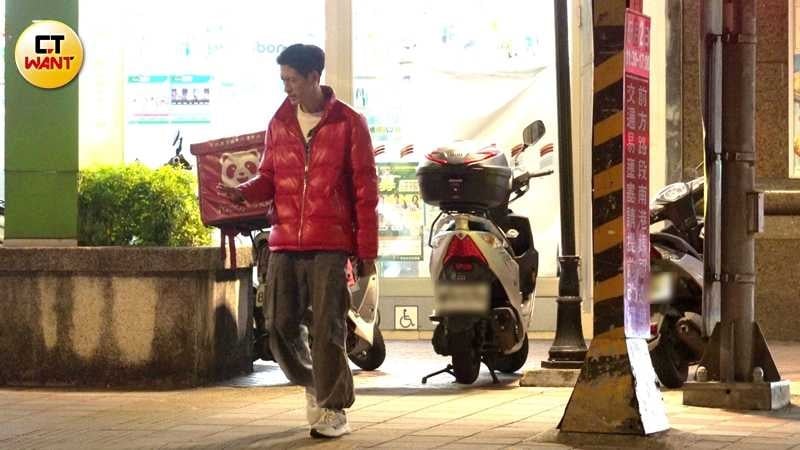 唐治平在街頭遊蕩，邊自言自語，還一度在同處繞圈圈。（圖／本刊攝影組）