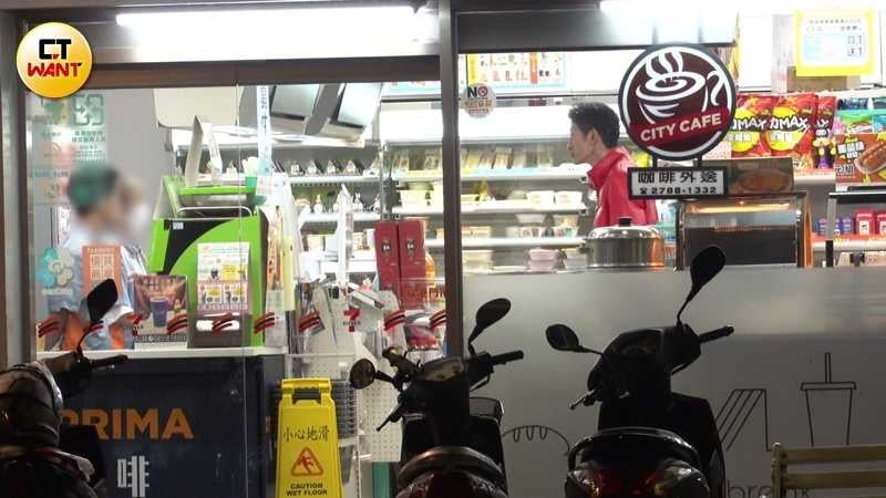 唐治平走進超商，疑似身上沒有帶錢，在櫃檯前瞪大雙眼，店員對於突如其來的舉動嚇到愣在原地。（圖／本刊攝影組）