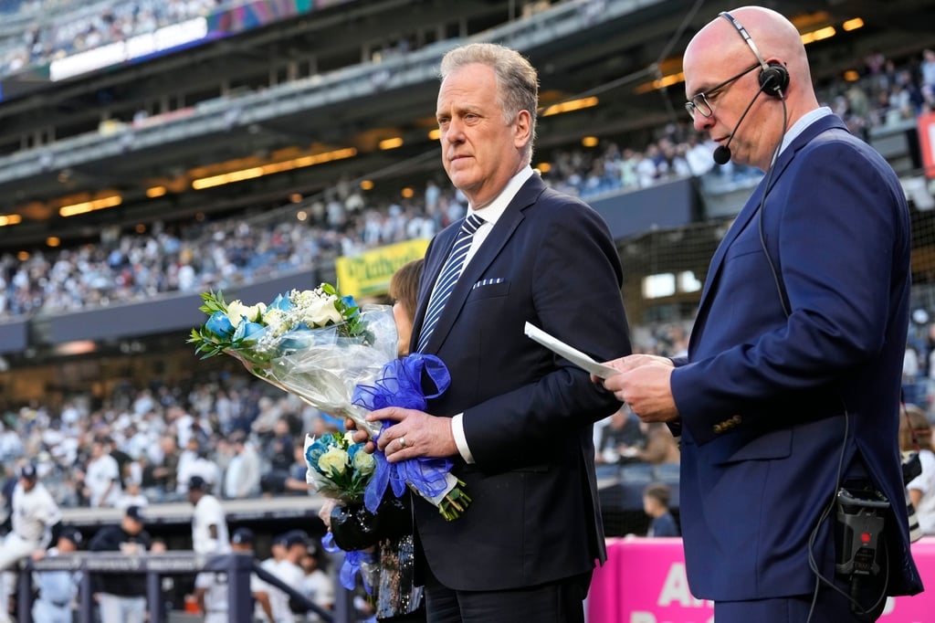 MLB(影)／「洋基之聲」驟逝YES主播凱伊淚崩！轉播法官開轟向故人致敬