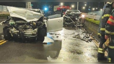 北市市民高架深夜驚悚車禍！2車對撞車頭全毀　2人受傷急送醫