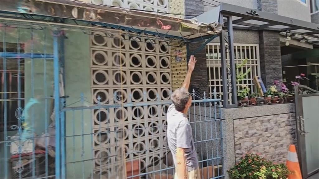 屏菸「重新開放」人氣爆棚！　遊客「誤闖窄巷」民宅大門、圍牆遭撞毀