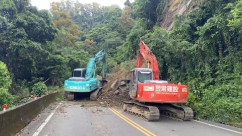 苗26線土石崩落！　2根電桿斷裂倒地　17戶停電