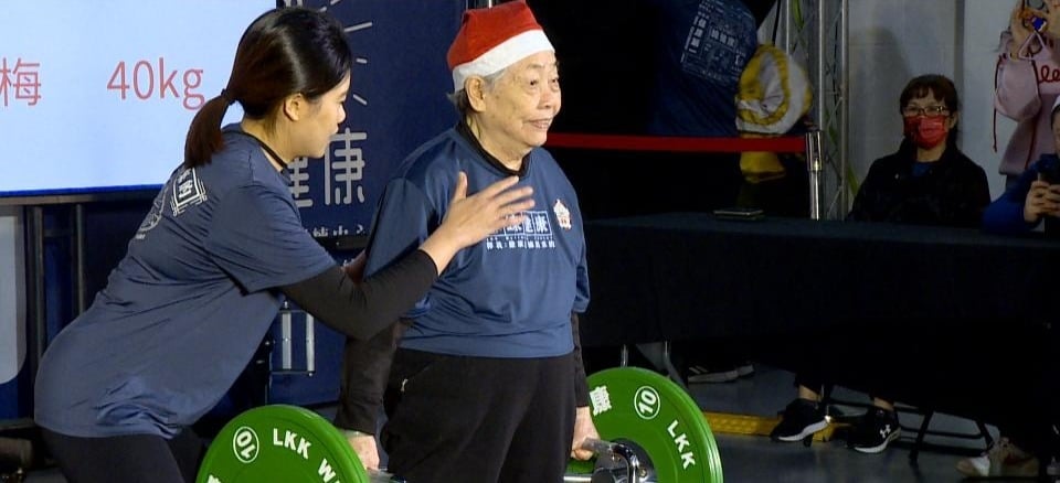 台灣阿嬤「健身房硬舉」自信燦笑：我可以！外媒拍下暴紅…震撼一票外國人