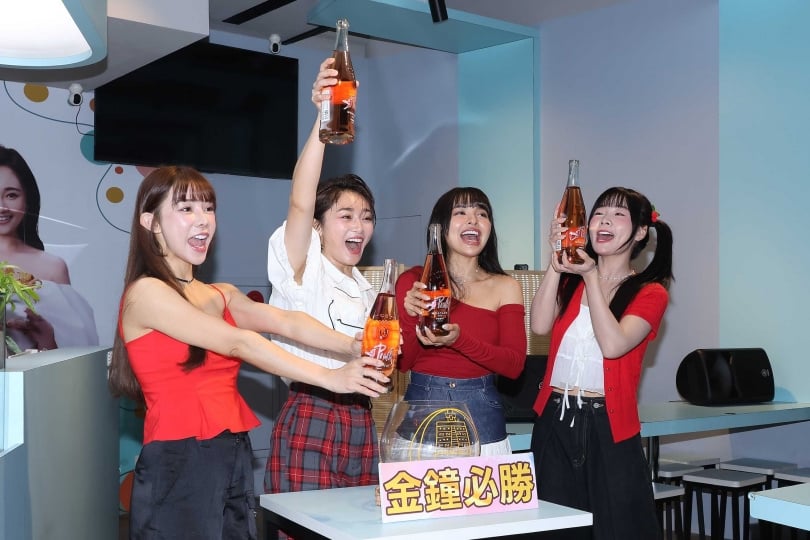 去年張文綺和《天才衝衝衝》主持群，一起在「炸綺來」台北京站分店慶祝節目入圍金鐘獎。（圖／本刊資料照）