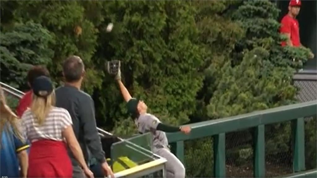 MLB(影)／全場幾乎都被騙！運動家外野「偽搶劫」戲耍費城人重砲哈波單場雙響