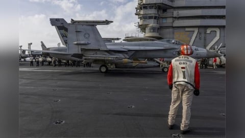 美軍F/A-18戰機20公厘機砲狂掃　阿曼灣打殘闖關伊朗油輪
