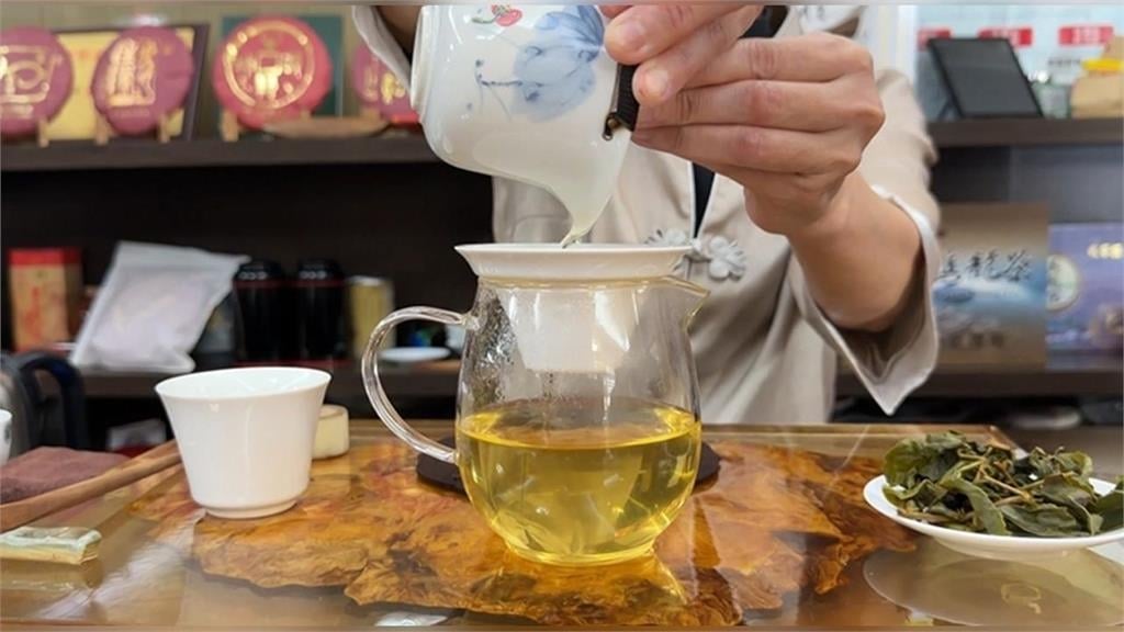 每天都在吃塑膠？熱水沖茶包「147億顆微塑膠下肚」...研究曝：堆積肝、肺排不出