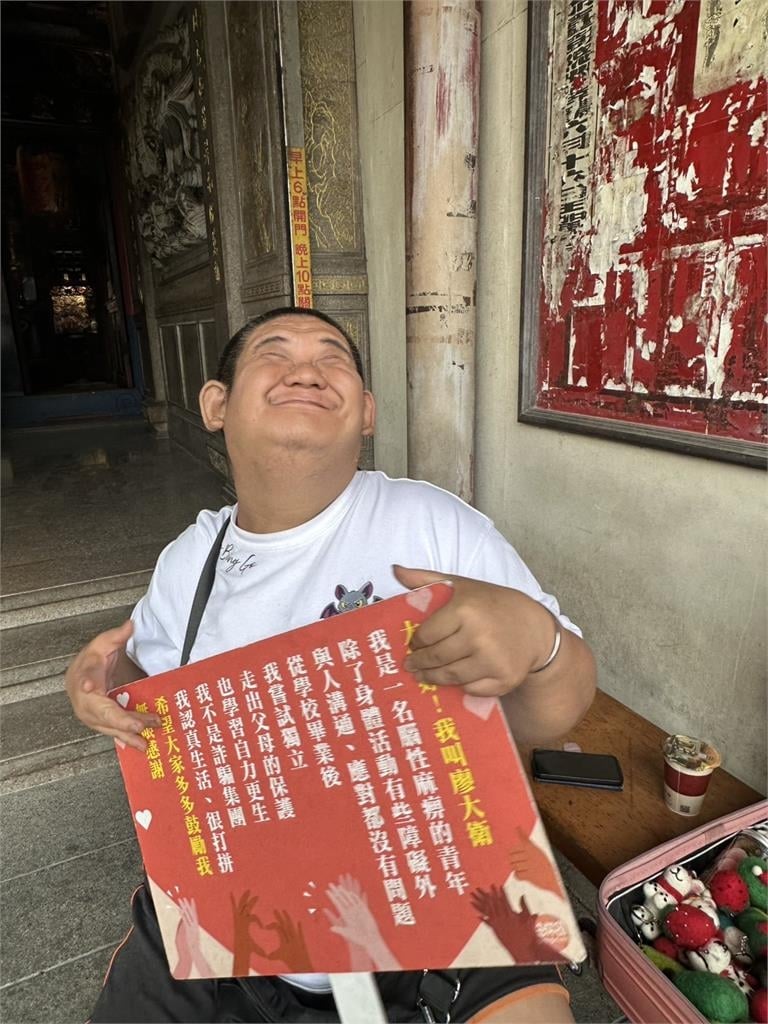 不收捐款、只靠雙手！腦麻青年挑戰環島擺攤　提撥 30%收益救助腦麻家庭