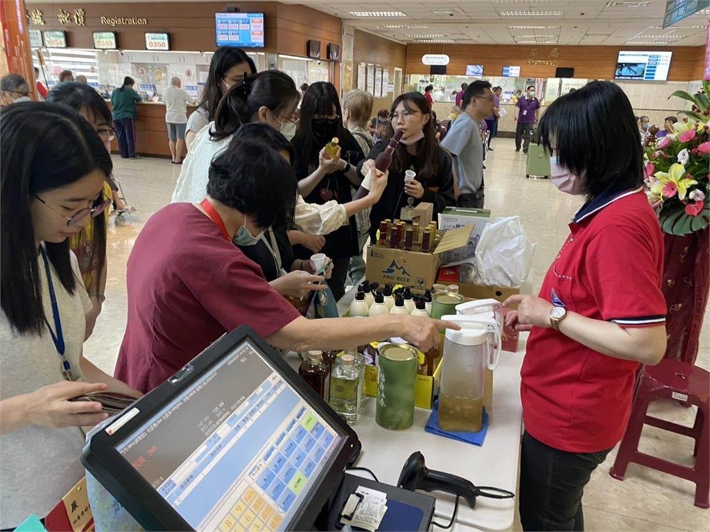 母親節前慰勞醫護人員！退輔會農產品前進高榮台南分院