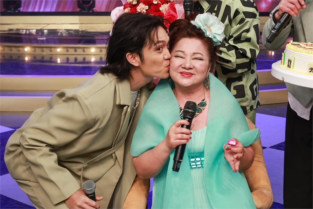《超級冰冰Show》母親節被「陽帆」環抱還親一下！母親節好歌獻給媽媽
