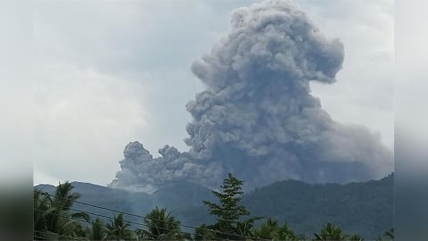 【有片】印尼杜科諾火山噴發釀3死20人失聯含新加坡籍　10公里火山灰柱衝天