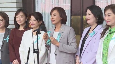 世界卵巢癌日！民進黨立委齊別「青絲帶」盼大眾守護女性健康