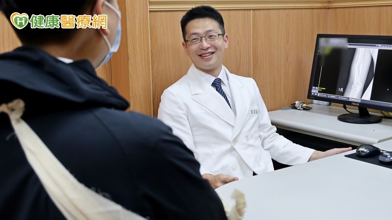 壯男比腕力竟造成肱骨骨折 骨醫教你安全進行娛樂活動
