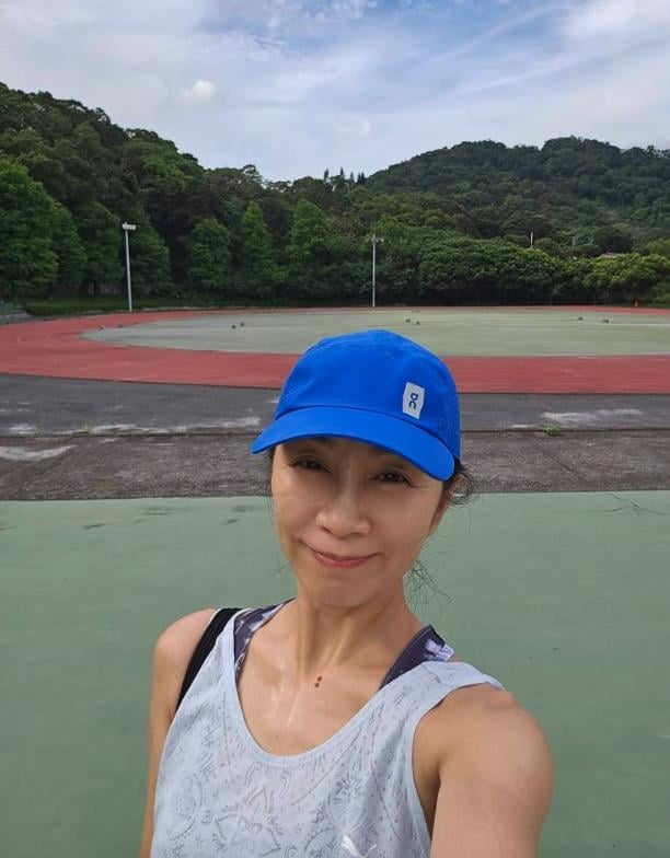60歲方文琳慢跑一半遭「中年男偷拍」！她當場抓包「下秒1反應」超無奈