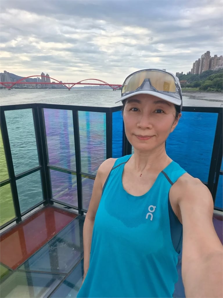 60歲方文琳慢跑一半遭「中年男偷拍」！她當場抓包「下秒1反應」超無奈