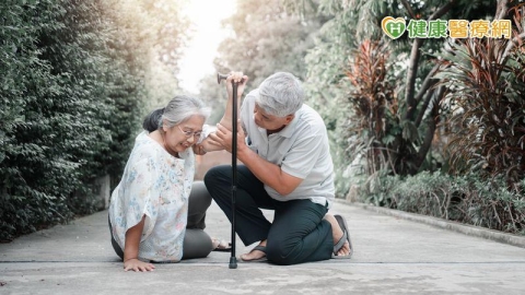 骨折不只是跌倒意外!醫:恐增加失能與長期照護風險
