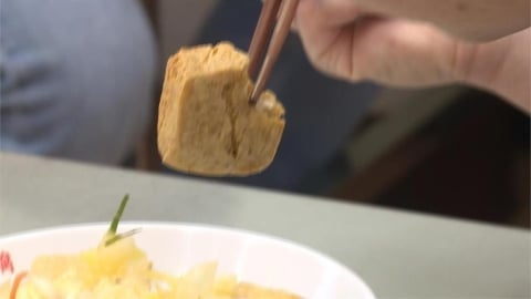 韓正妹來台灣「怕臭豆腐味」問吃法!網激推「新手公式」必配2物